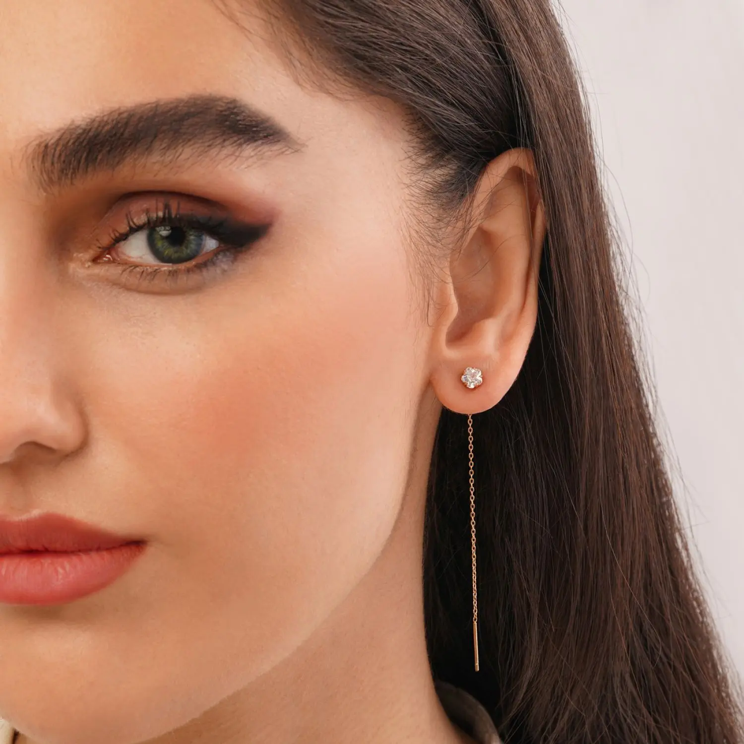 گوشواره شوپینگ میخی نگین دار سفید طلایی 